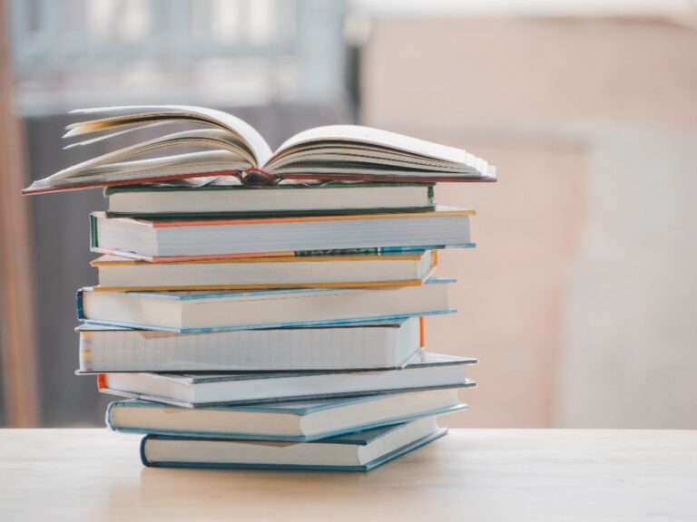 Een stapel schoolboeken