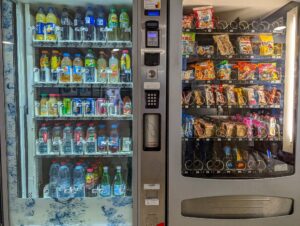 Verkoopautomaten met snacks en drankjes op een school